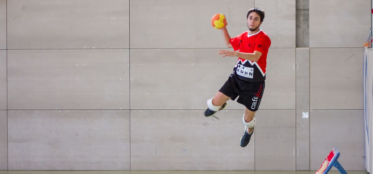 David sur le point de tirer sur un cadre de tchoukball, jouant avec Berne