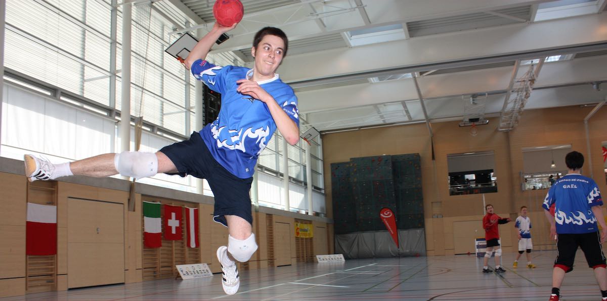 David tirant sur un cadre de tchoukball, jouant avec La Chaux-de-Fonds