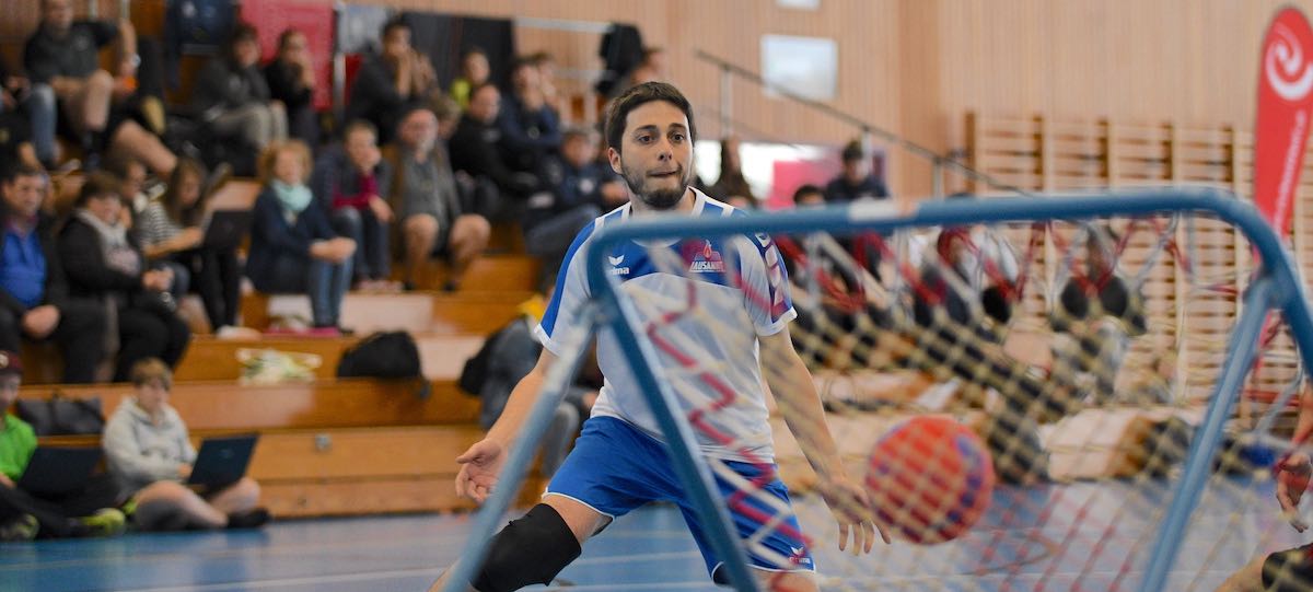 David jouant au tchoukball en défense dans l'équipe Lausanne Olympic