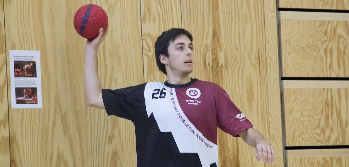 David faisant un passe, jouant avec Nyon